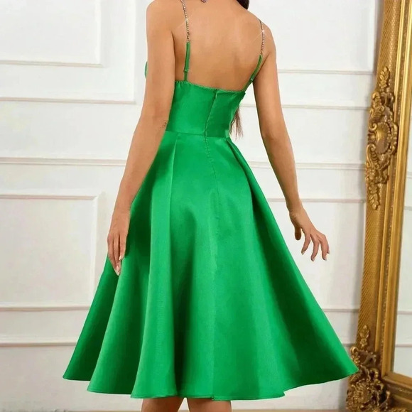 Green Elegant Women's V-Neck Pleated Tulle Dress With High Waist - Picture 2 of 7